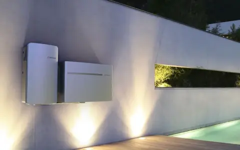 Två moderna batterienheter för solceller monterade på en vägg. Frågan om hur stort batteri till solceller behövs besvaras av dessa enheter.