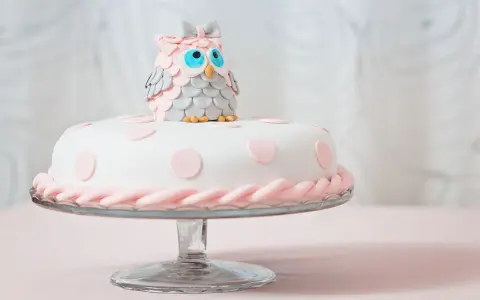 Perfekcyjna masa cukrowa na tort: Sekrety gładkiego wykończenia
