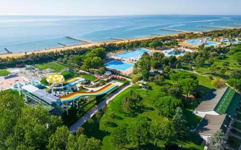 Wasserspaß am Meer: Pools, Rutschen und Grünflächen. Ein Traum für Familien, der **beste Campingplatz Italien** bietet.