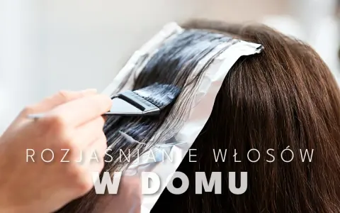 Profesjonalne rozjaśnianie czarnych włosów w domu. Pędzel nakłada rozjaśniacz na pasma owinięte folią.