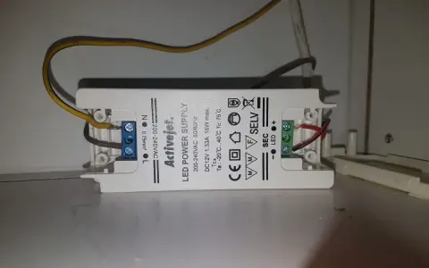 Zasilacz LED Activejet. Migające diody mogą być spowodowane problemami z tym urządzeniem.