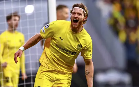 Jugador del Bodø/Glimt celebra un gol con euforia. Su equipo lucha por buenas posiciones.