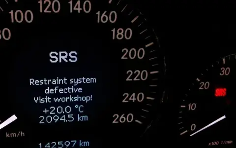 Awaria systemu SRS. Odwiedź warsztat! Na desce rozdzielczej świeci się kontrolka SRS.