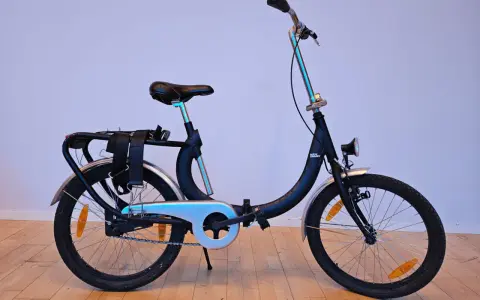 Svart dam cykel med pakethållare och reflexer. Perfekt för stadspendlaren som vill ha en smidig och praktisk cykel.