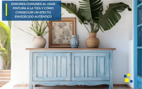 Mueble azul con efecto envejecido, resultado de una pintura a la tiza. Decorado con plantas y jarrones, muestra cómo lograr un acabado auténtico.