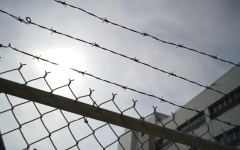 Niewykonanie prawomocnego wyroku sądu: Od komornika po więzienie.
