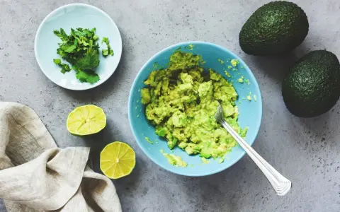 Guacamole: prosty przepis na idealny sos od awokado po podanie