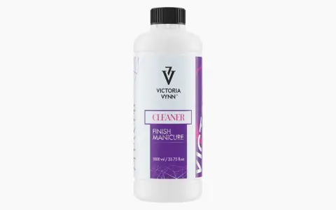 Biała butelka z fioletową etykietą, na której widnieje napis "CLEANER FINISH MANICURE". To profesjonalny cleaner do paznokci, który zapewnia idealne wykończenie manicure.