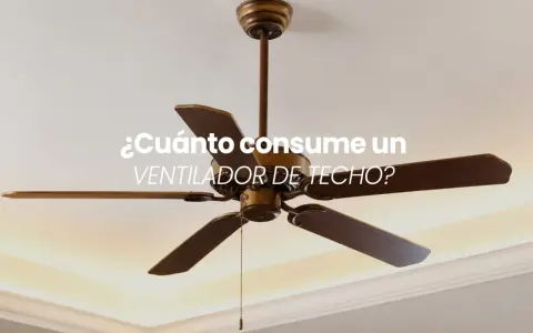 Un ventilador de techo de madera oscura, con la pregunta "¿Cuánto consume un ventilador de techo?" superpuesta.