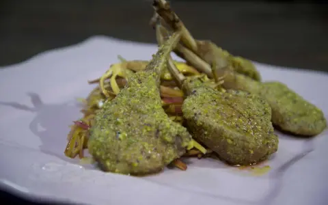 Agnello in padella fatto in casa da Benedetta, croccante e dorato, servito su un letto di verdure croccanti.
