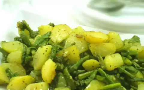 Patatas y espárragos verdes salteados, una de las recetas de esparragos verdes más sencillas y deliciosas.