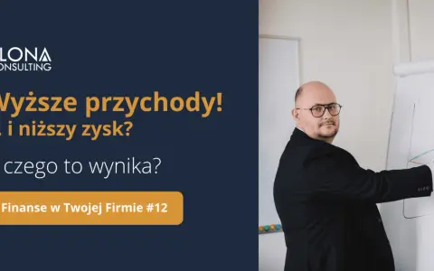 Mężczyzna w garniturze tłumaczy na tablicy wykres, jak wyższe przychody mogą nie oznaczać wyższego zysku.