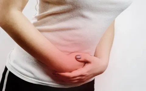Dolore addominale, un segno dei primi mesi di gravidanza.