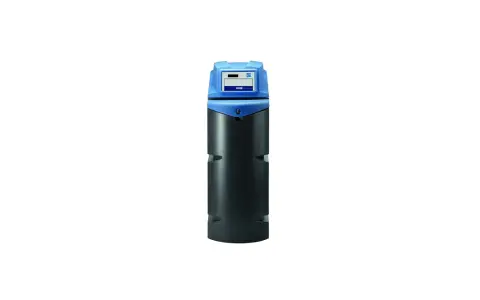 Adoucisseur d'eau CPED, un appareil moderne pour l'entretien de votre eau. Son design bicolore noir et bleu est élégant.