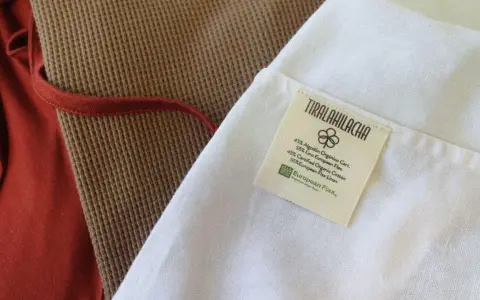 Etiqueta de tela que explica que es el lino, con 55% de lino European Flax y 45% de algodón orgánico.