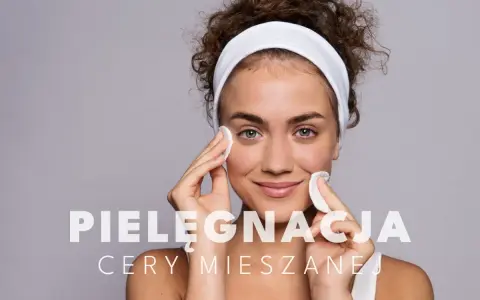 Młoda kobieta z kręconymi włosami, w opasce na głowie, delikatnie oczyszcza twarz wacikami. Idealna pielęgnacja cery mieszanej.
