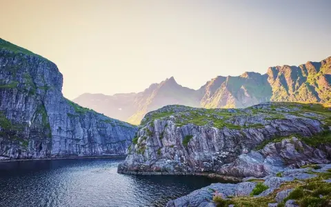 Skaliste wybrzeże Norwegii, gdzie woda spotyka się z górami. Jak imię Olaf, które oznacza "dziedzic przodków", tak i te krajobrazy niosą historię.