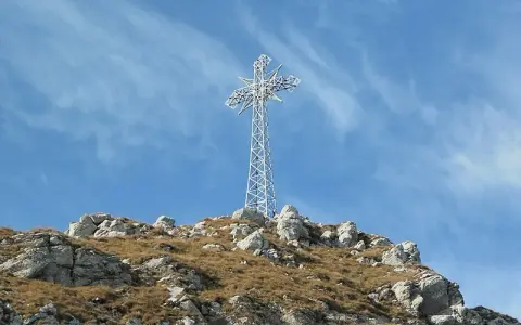 Ile ma krzyż na Giewoncie? Zaskakujące fakty o jego wysokości