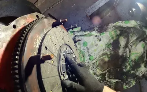Wymiana tarczy sprzęgła: Poradnik DIY. Jak uniknąć kosztownych błędów?