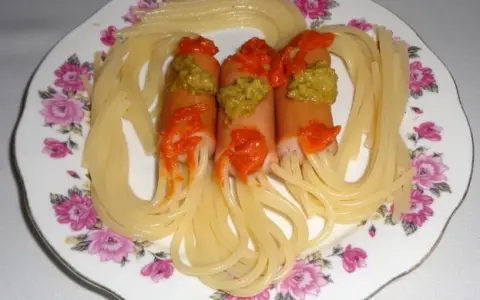 Parówki z makaronem spaghetti - prosty przepis na wyjątkowe danie