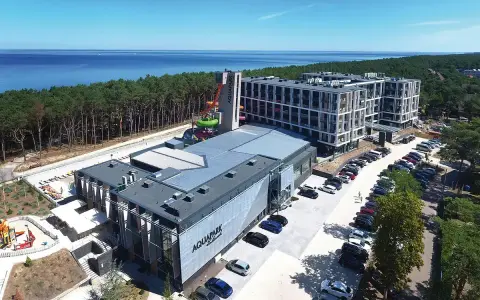 Nowoczesny aquapark i hotel z widokiem na morze. Idealne tanie noclegi nad morzem blisko plaży dla rodzin z dziećmi.