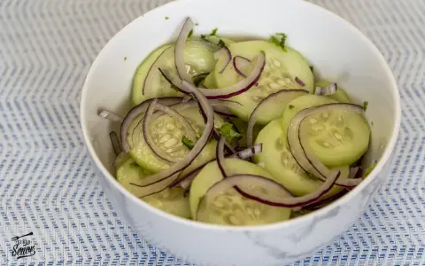 Ensalada refrescante de pepino y cebolla morada, perfecta para tus recetas con pepino.
