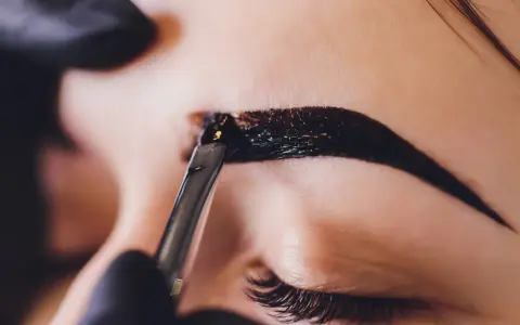 Co to henna? Poznaj jej sekrety, rodzaje i bezpieczne użycie.