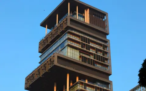 Antilia, najdroższy dom na świecie, to nowoczesny wieżowiec z przeszklonymi fasadami i tarasami, wsparty na filarach.