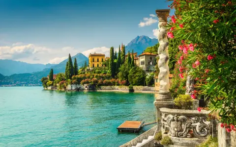 Una gita fuori porta Milano: ville storiche, natura rigogliosa e il lago azzurro creano uno scenario da sogno.