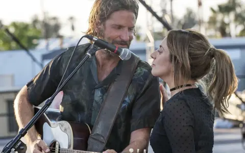 Bradley Cooper i Lady Gaga śpiewają "Shallow" na koncercie. Ona patrzy na niego z czułością, on gra na gitarze.