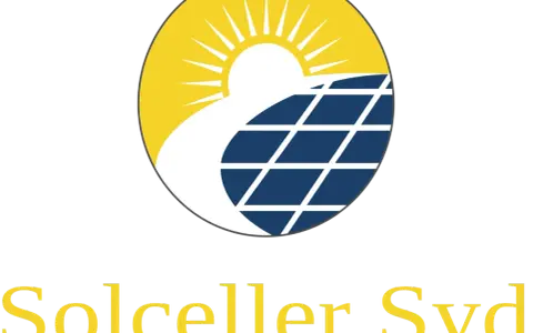 Logotyp med en sol och solcellspaneler. Texten "Solceller Syd" i gult.