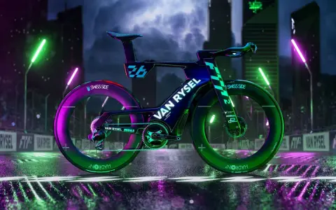 Rower Van Rysel, znanej firmy sportowej, w neonowym blasku miasta.