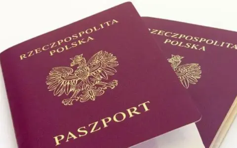 Dwa polskie paszporty z godłem orła. Ważność paszportu jest kluczowa do podróżowania.