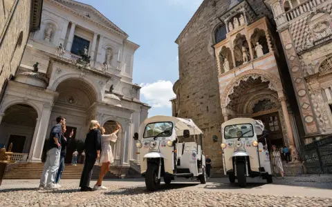 Scopri cosa fare a Bergamo in un giorno: tour in tuk-tuk tra piazze storiche e architetture mozzafiato.