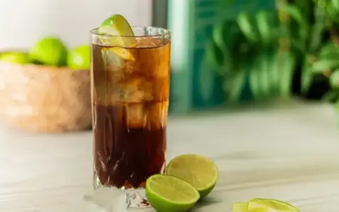 Idealny drink na upalne dni: Cuba Libre przepis. Orzeźwiający rum z colą i limonką, podany z lodem.