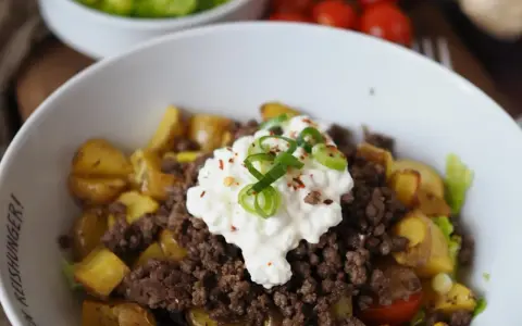 Herzhaftes Gericht mit Hackfleisch, Kartoffeln und Quark – ein ideales proteinreiches Abendessen.