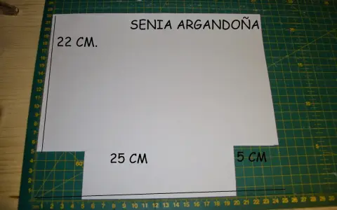 Patrón de neceser con medidas: 22 cm de alto, 25 cm de ancho y 5 cm de solapa.