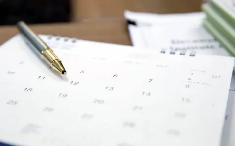 Długopis na kalendarzu. Czy pracodawca może zmienić godziny pracy? Planowanie zmian w harmonogramie.