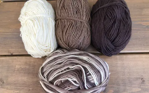 Garn i olika bruna nyanser och vitt, perfekt för att sticka varma drops syltasockor.