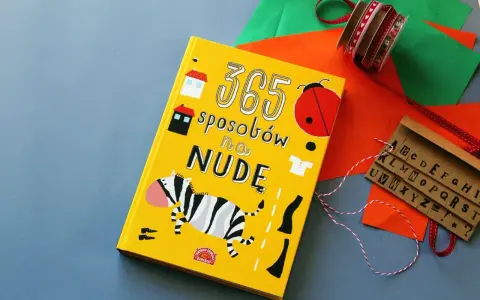 Żółta książka "365 sposobów na nudę" z zebrą, biedronką i literami.