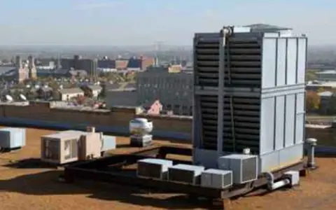 Unidades de aire acondicionado en una azotea, listas para que el aire acondicionado meta aire del exterior y refresque la ciudad.
