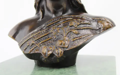 Buste en bronze d'une femme, orné de motifs floraux, dans le style d'Emmanuel Villanis.