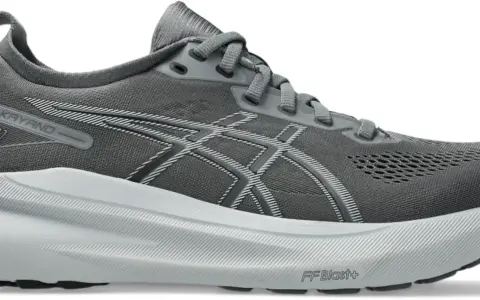 Grå löparsko, Asics Gel-Kayano 31, med vit mellansula och svarta detaljer. Perfekt för din nästa löprunda.