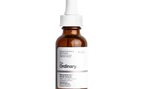 Brązowa buteleczka z pipetką, serum z kwasem ferulowym The Ordinary.