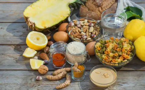 Składniki na dietę niskopurynową: ananas, cytryny, jajka, orzechy, ryż, makaron, pasta sezamowa, przyprawy.