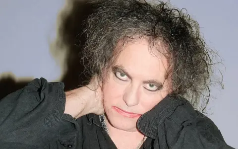 Robert Smith z The Cure, z charakterystyczną fryzurą i makijażem, zapowiada nowa płyta.