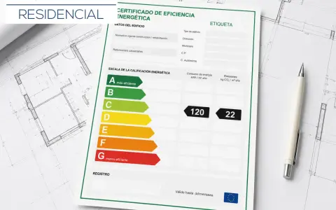 Certificado de Eficiencia Energética, similar a una cédula de habitabilidad, muestra la calificación energética de un edificio residencial con escala de A a G.
