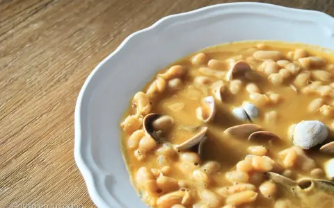 Plato de fabes con almejas, un guiso tradicional lleno de sabor y textura.