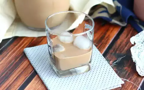 Szklanka z lodem i kremowym likierem, idealna do domowego likieru Baileys przepis.