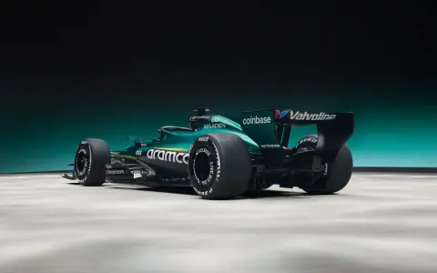 El Aston Martin AMR26, un coche de Fórmula 1 verde esmeralda, listo para la velocidad.